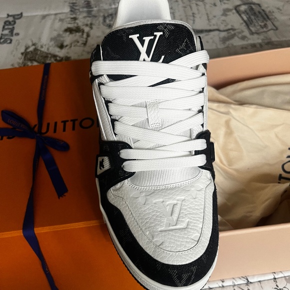 Athletic_Shoes